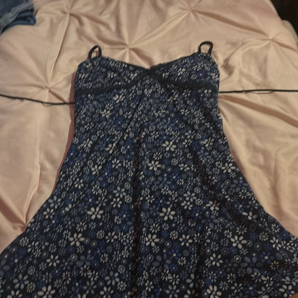 Lacy flower dress - Picture 3 of 3
